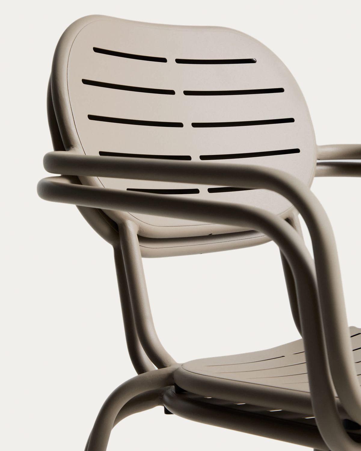 Silla apilable de exterior con reposabrazos Brai de acero galvanizado topo