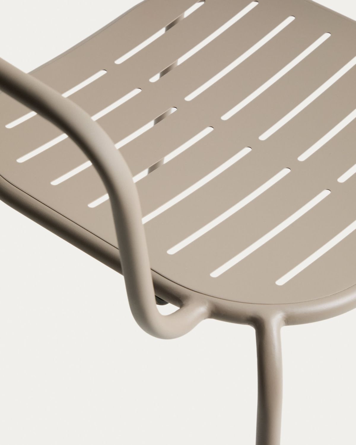 Silla apilable de exterior con reposabrazos Brai de acero galvanizado topo
