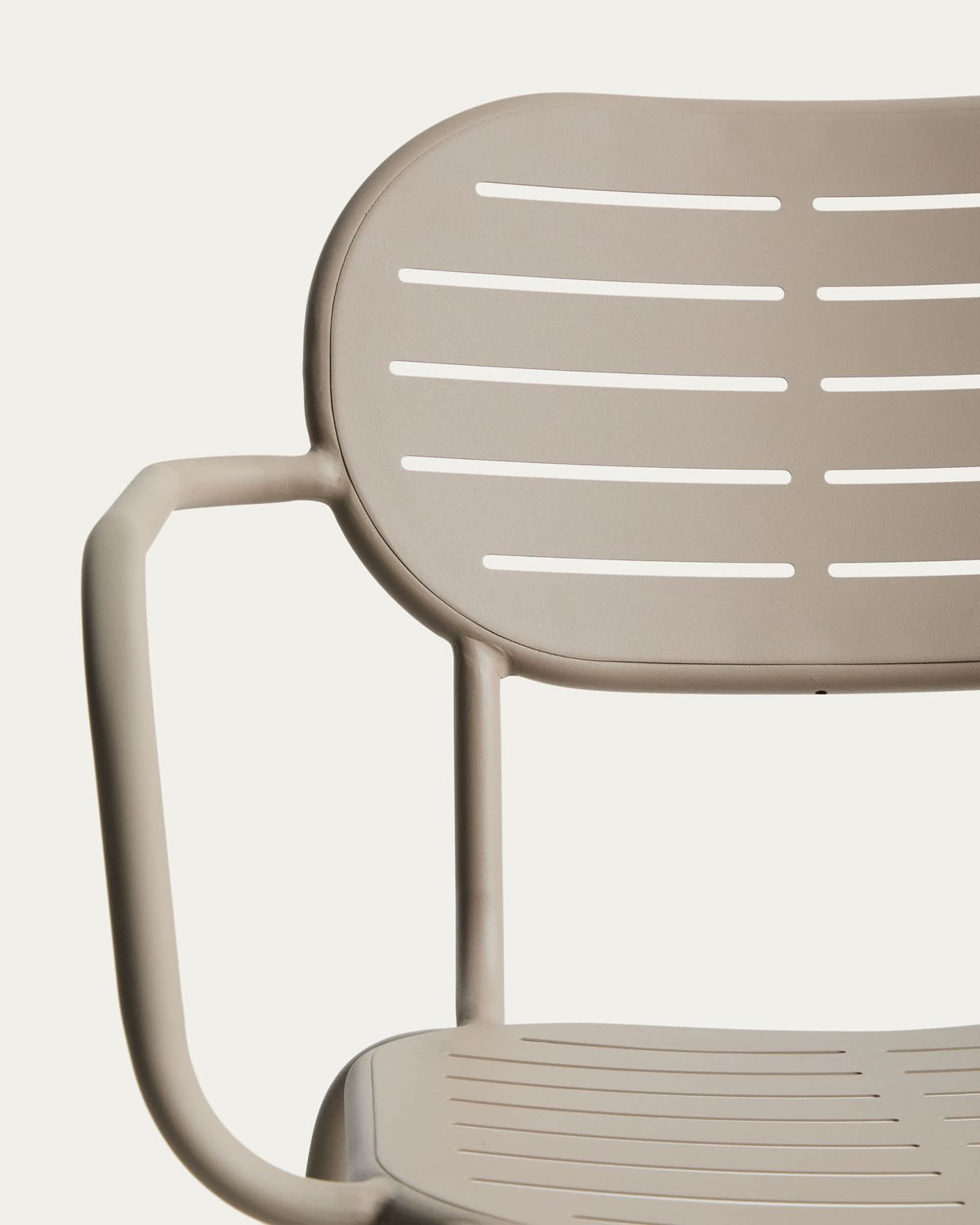 Silla apilable de exterior con reposabrazos Brai de acero galvanizado topo