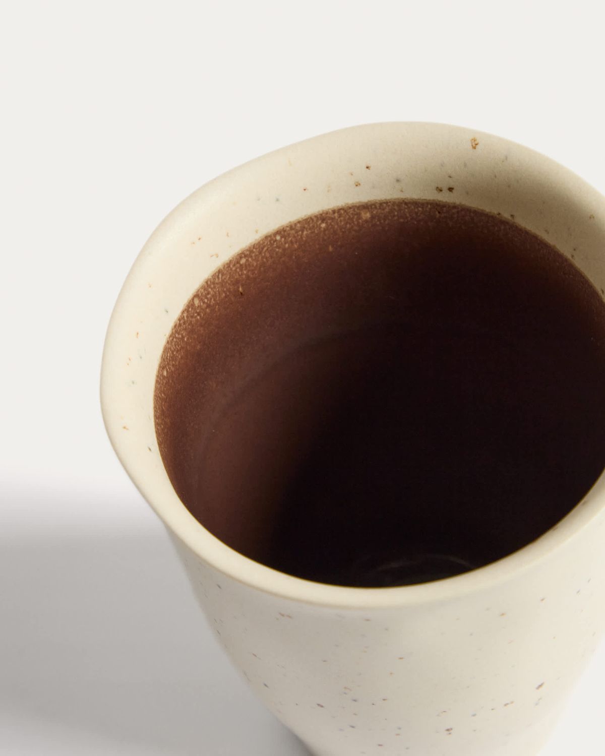 Taza Nale de cerámica beige con fondo marrón