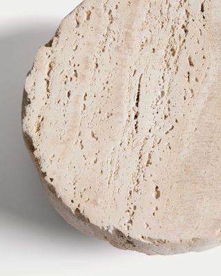 Centro de mesa Zuno de travertino con acabado bruto Ø 20 cm