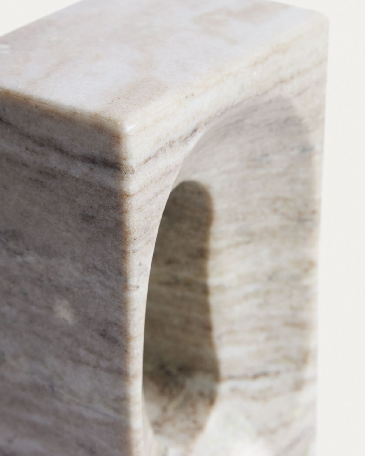 Escultura Tesh de mármol beige 26 cm