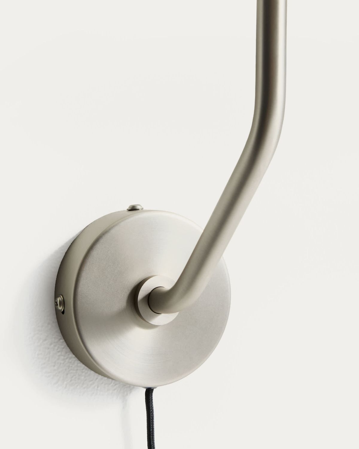 Aplique de pared Nelaia con acabado gris