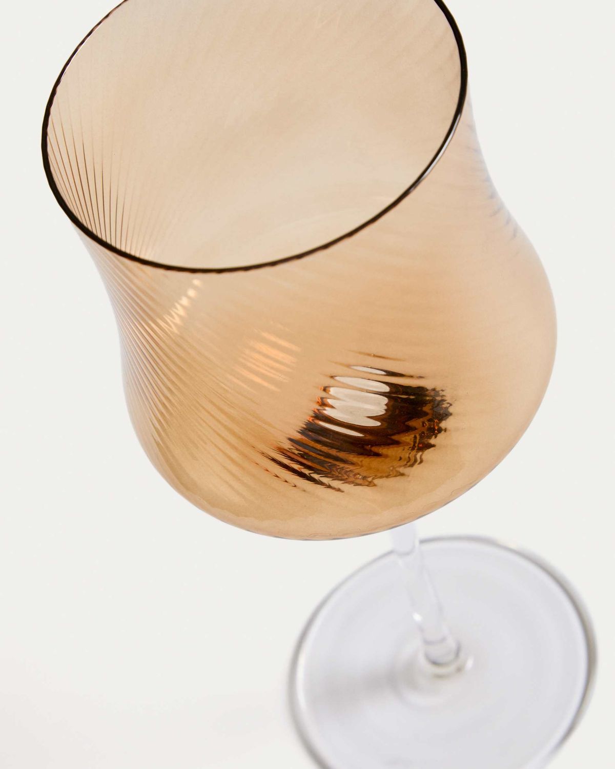 Copa de vino Alori de vidrio ámbar con relieve 46 cl