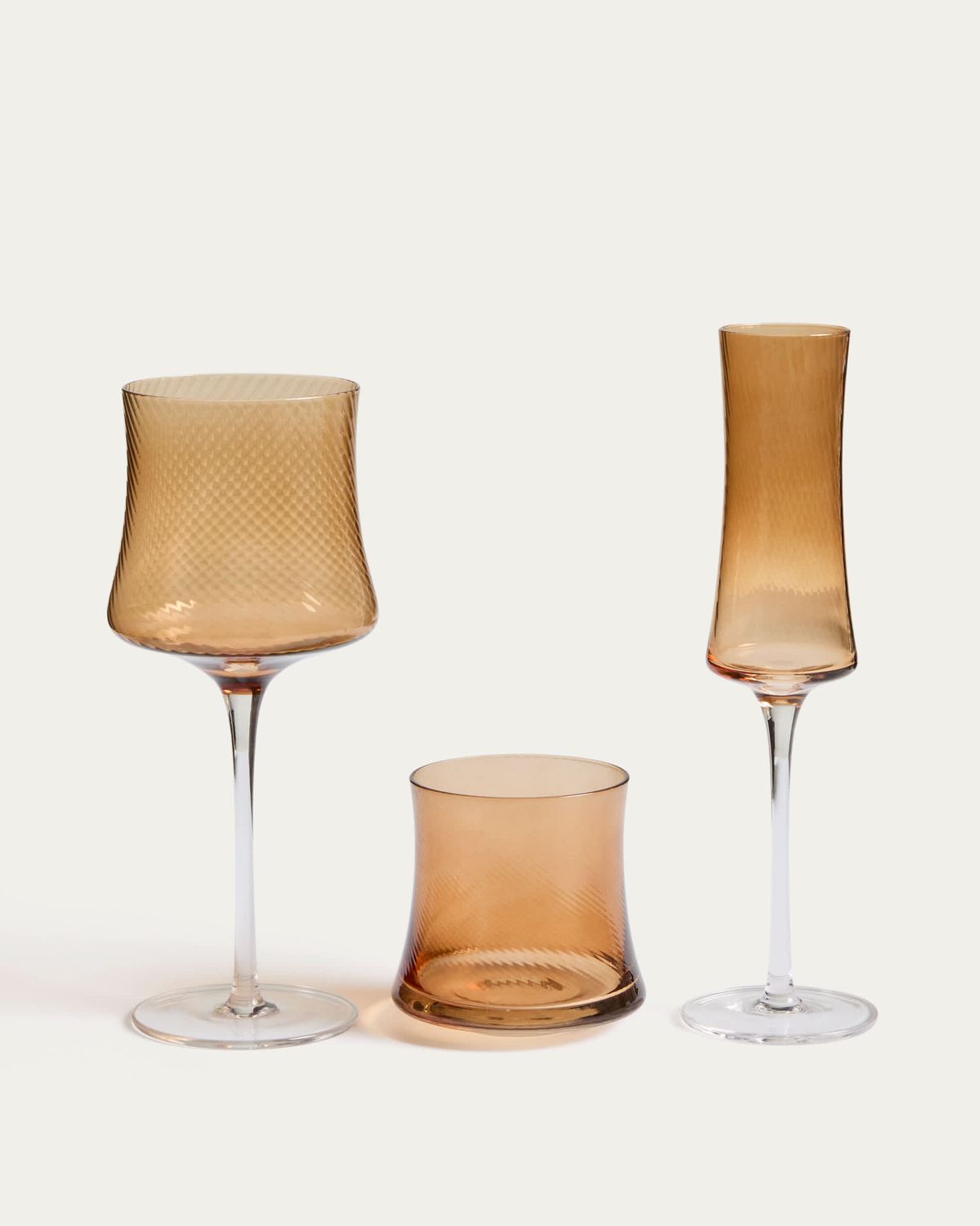 Copa de vino Alori de vidrio ámbar con relieve 46 cl