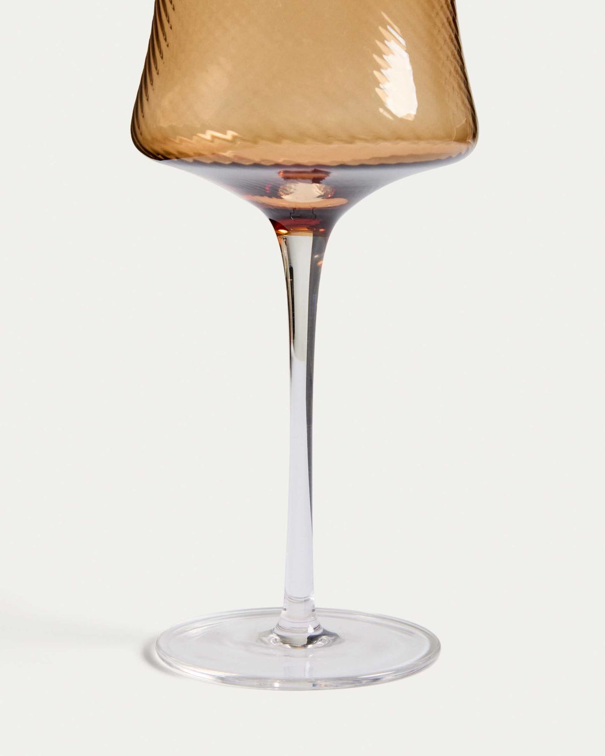 Copa de vino Alori de vidrio ámbar con relieve 46 cl