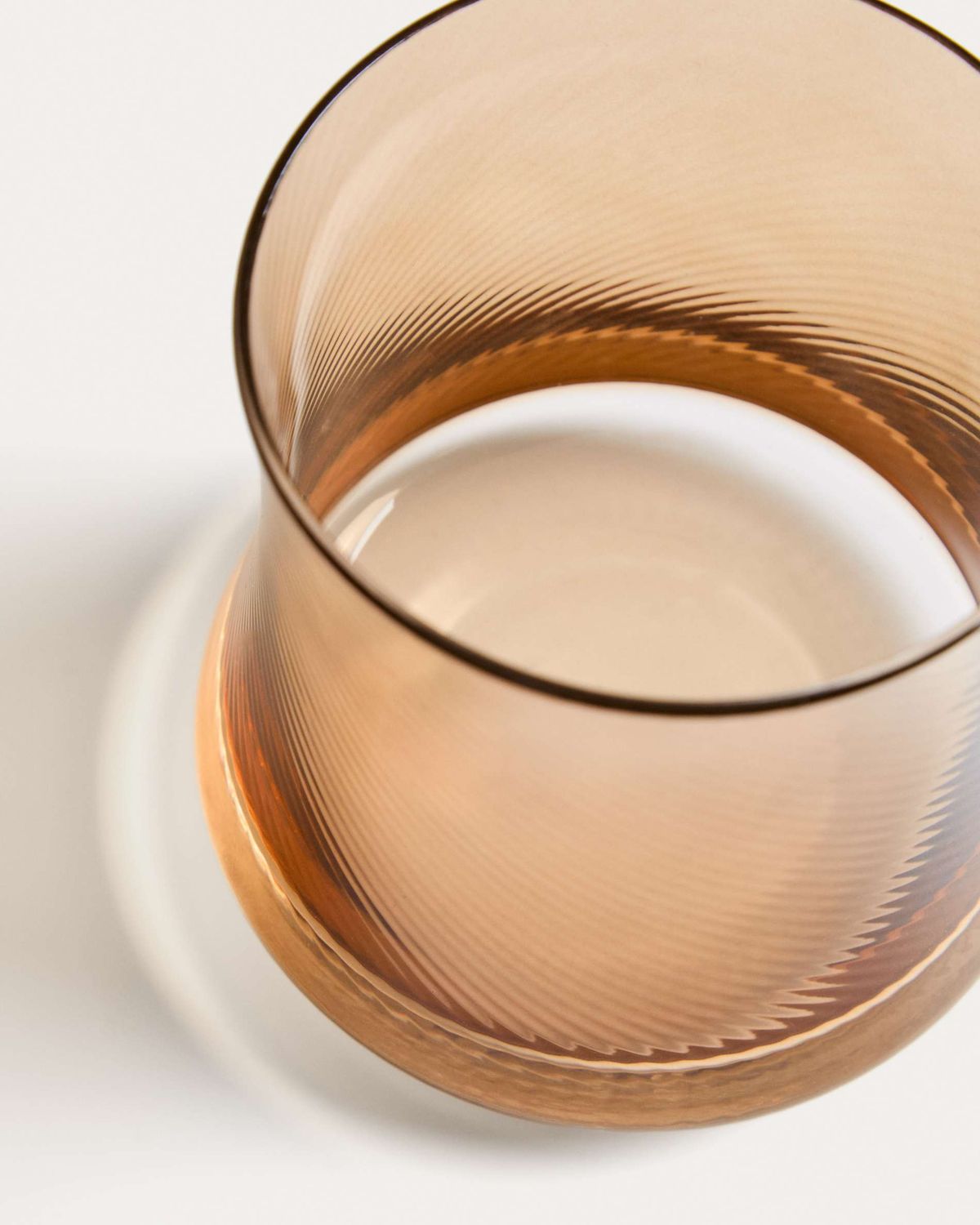 Vaso Alori de vidrio ámbar con relieve 34 cl