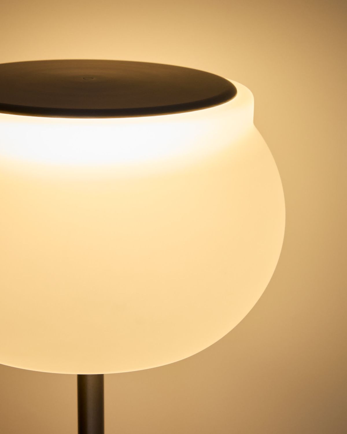 Lámpara de pie LED Leruna de vidrio glaseado y metal con acabado galvanizado