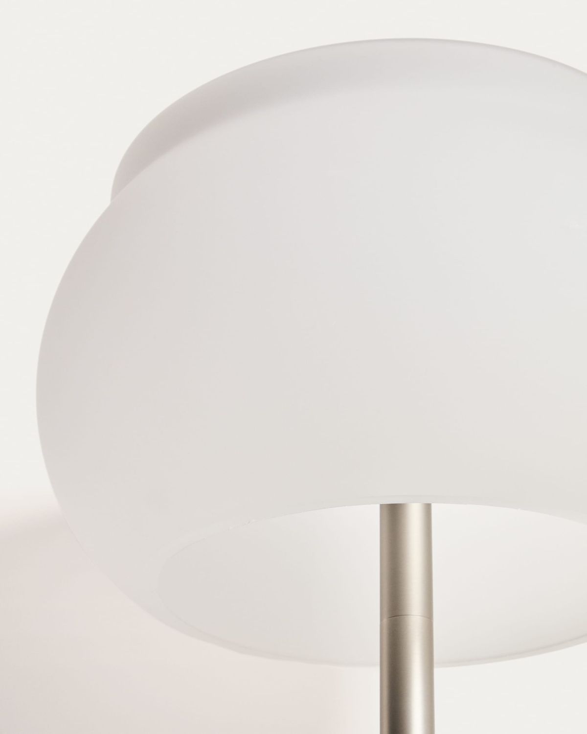 Lámpara de pie LED Leruna de vidrio glaseado y metal con acabado galvanizado