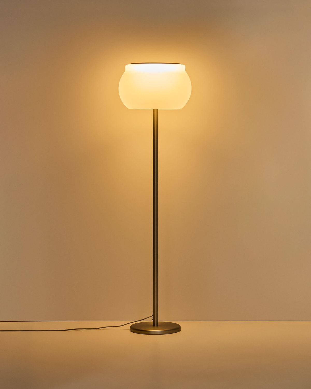 Lámpara de pie LED Leruna de vidrio glaseado y metal con acabado galvanizado