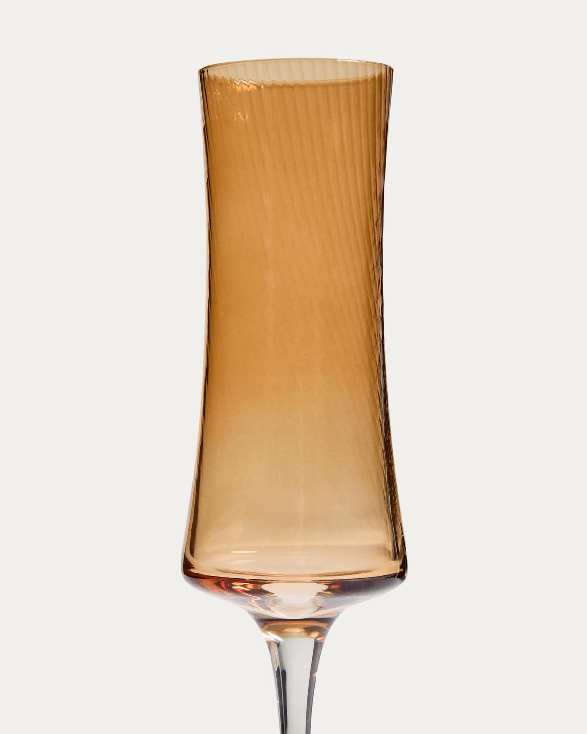 Copa de cava Alori de vidrio ámbar con relieve 15 cl