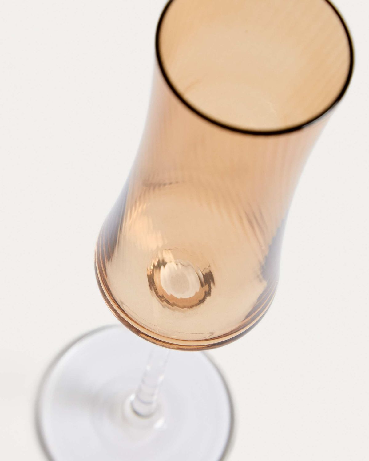 Copa de cava Alori de vidrio ámbar con relieve 15 cl