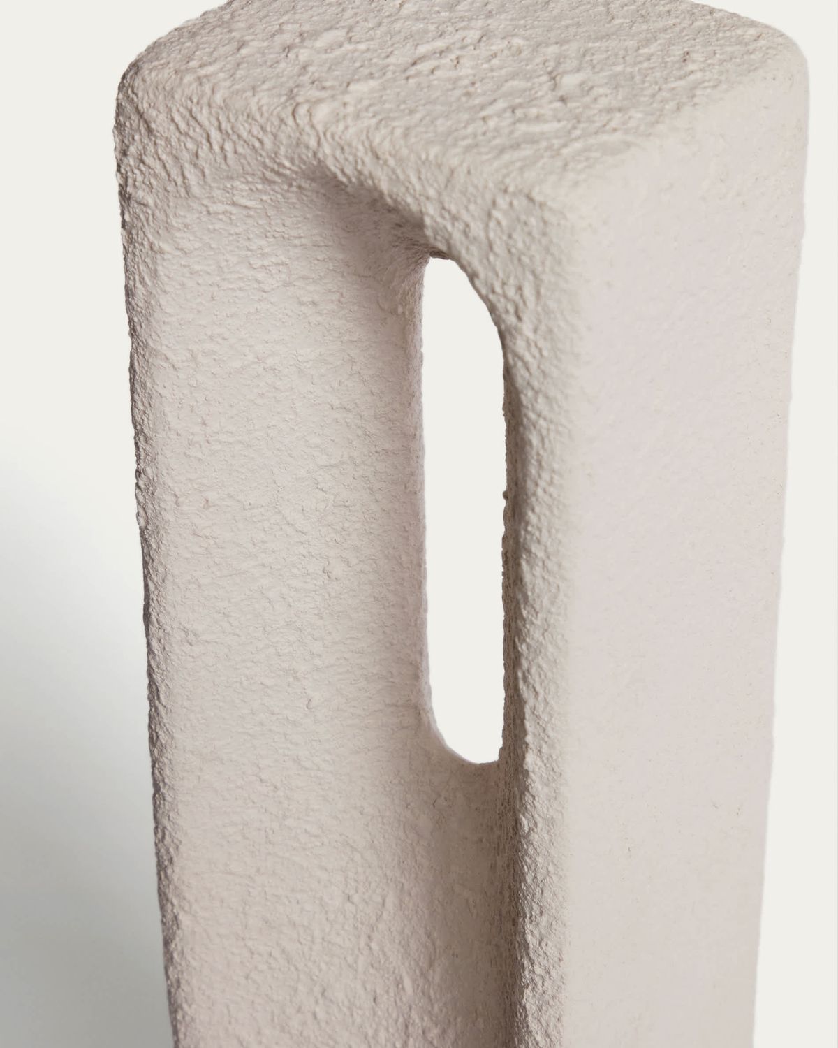 Escultura Vriona de papel maché color crudo 11 x 44,5 cm