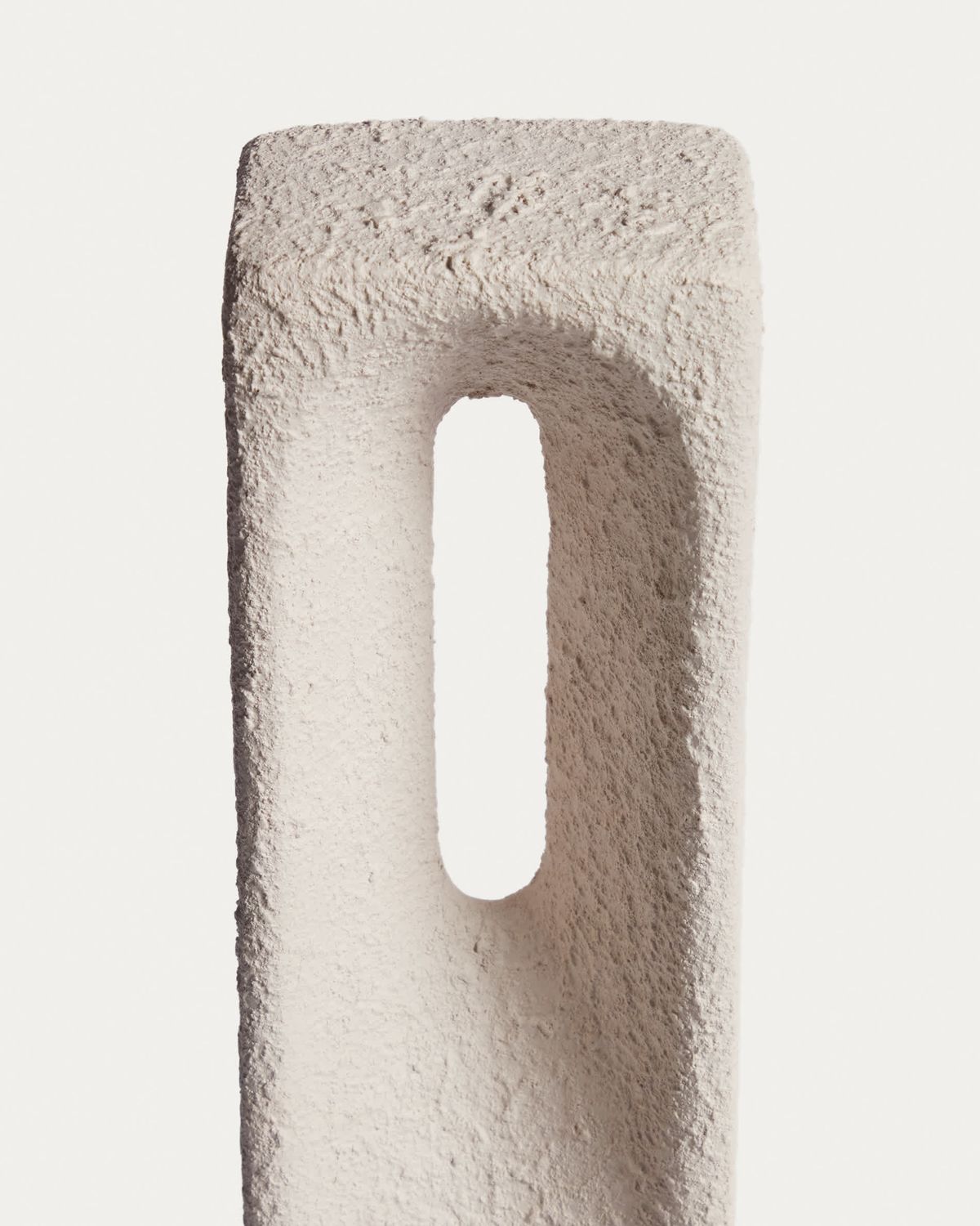 Escultura Vriona de papel maché color crudo 11 x 44,5 cm