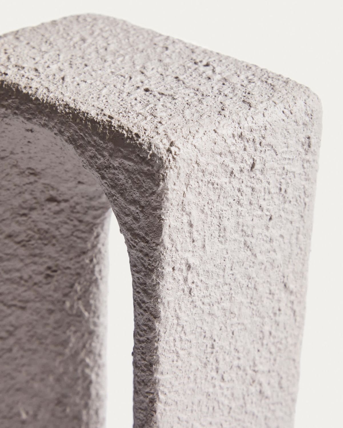 Escultura Vriona de papel maché gris claro 13,5 x 33,5 cm