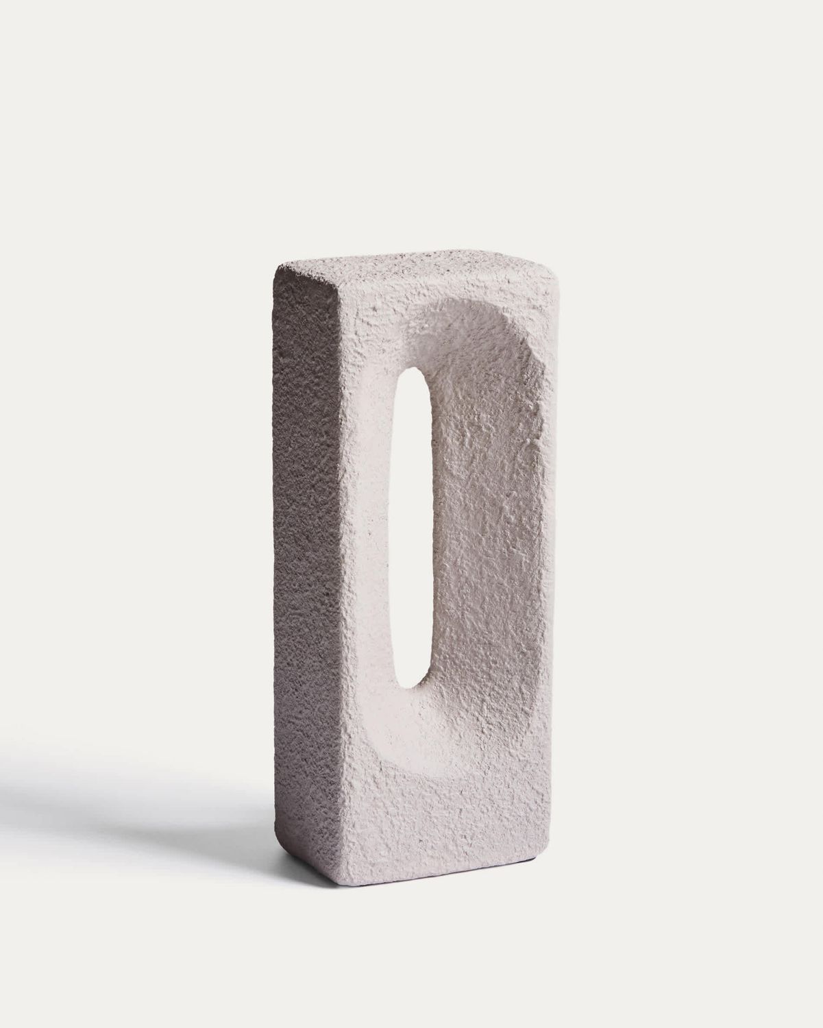 Escultura Vriona de papel maché gris claro 13,5 x 33,5 cm