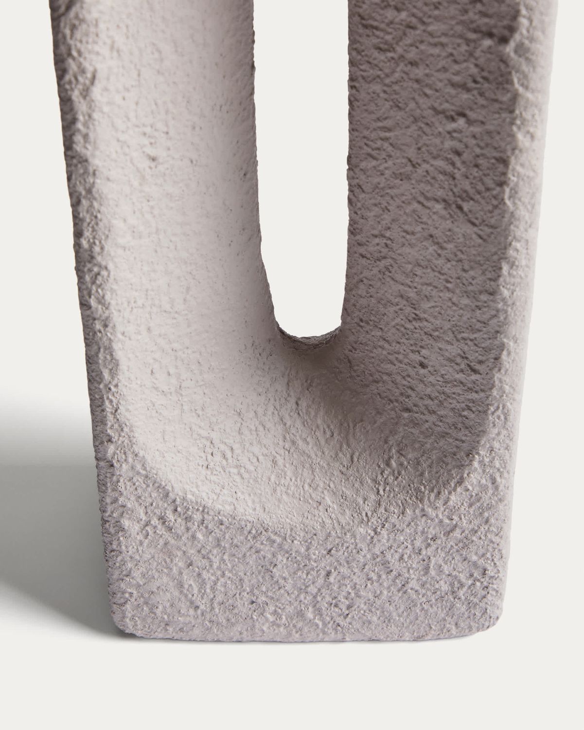 Escultura Vriona de papel maché gris claro 13,5 x 33,5 cm