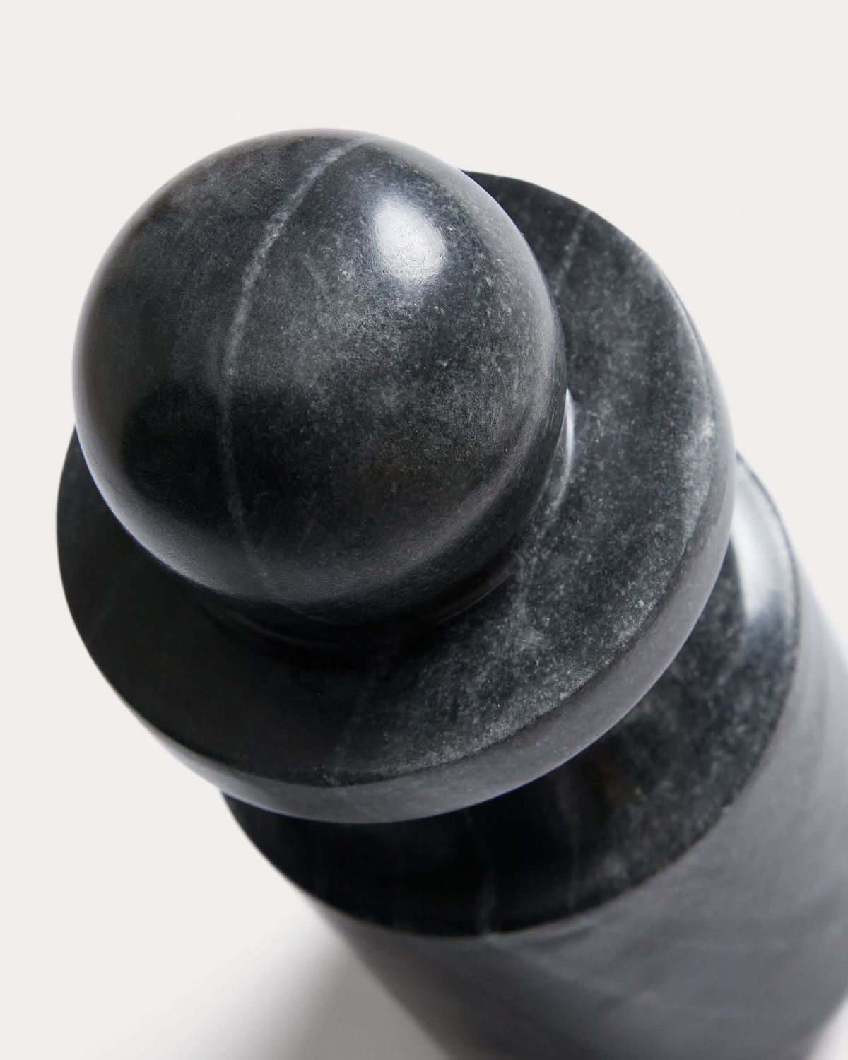 Escultura Elvora de mármol gris 23 cm