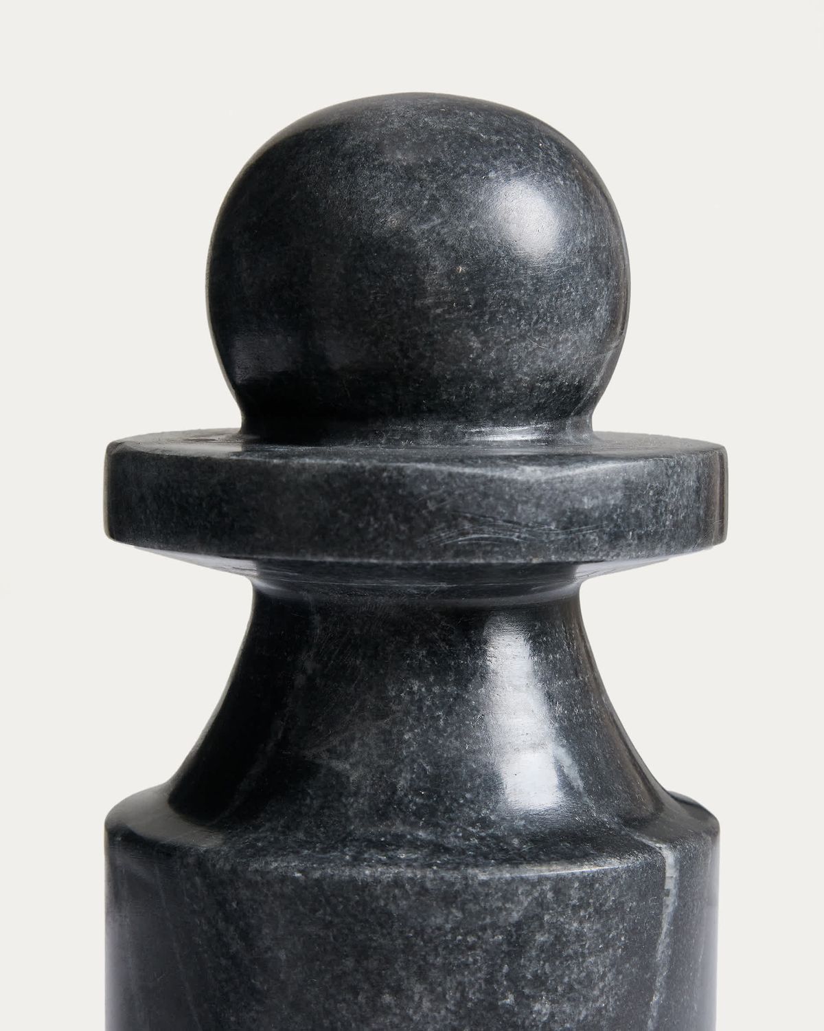 Escultura Elvora de mármol gris 23 cm