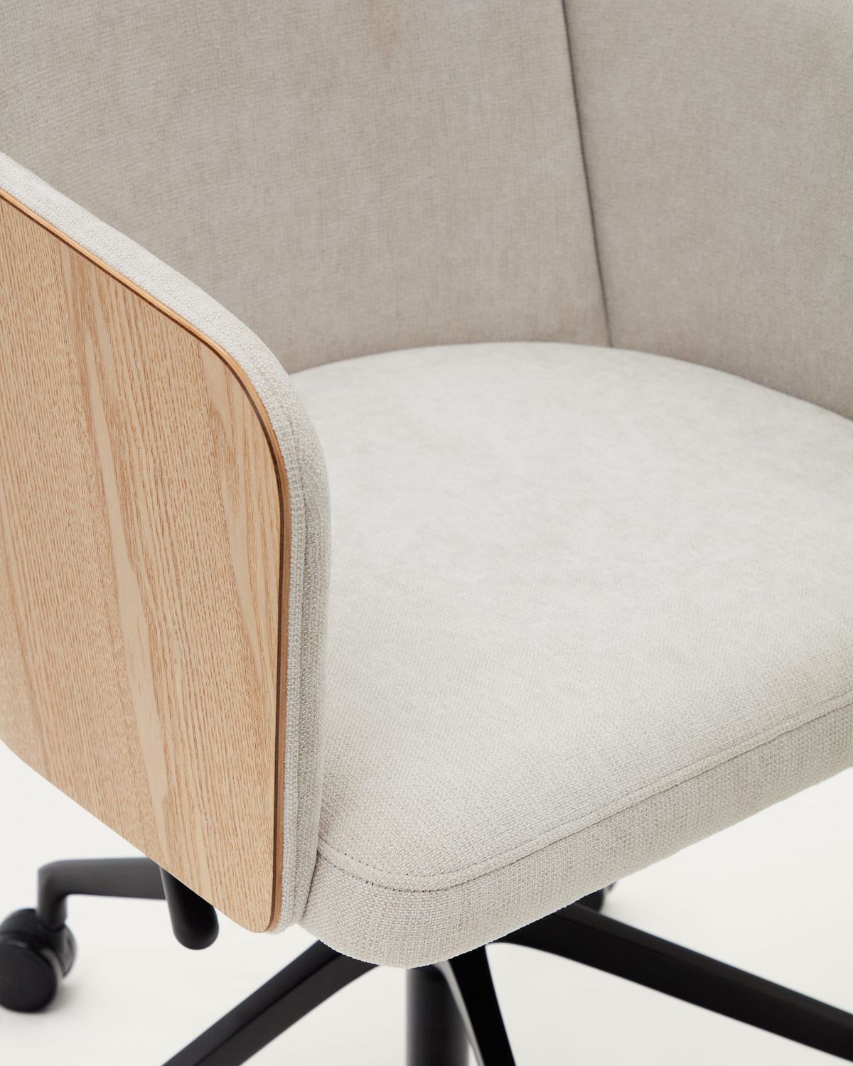 Silla de escritorio Madai de chenilla beige y chapa de fresno con acabado tono natural FSC Mix Credit