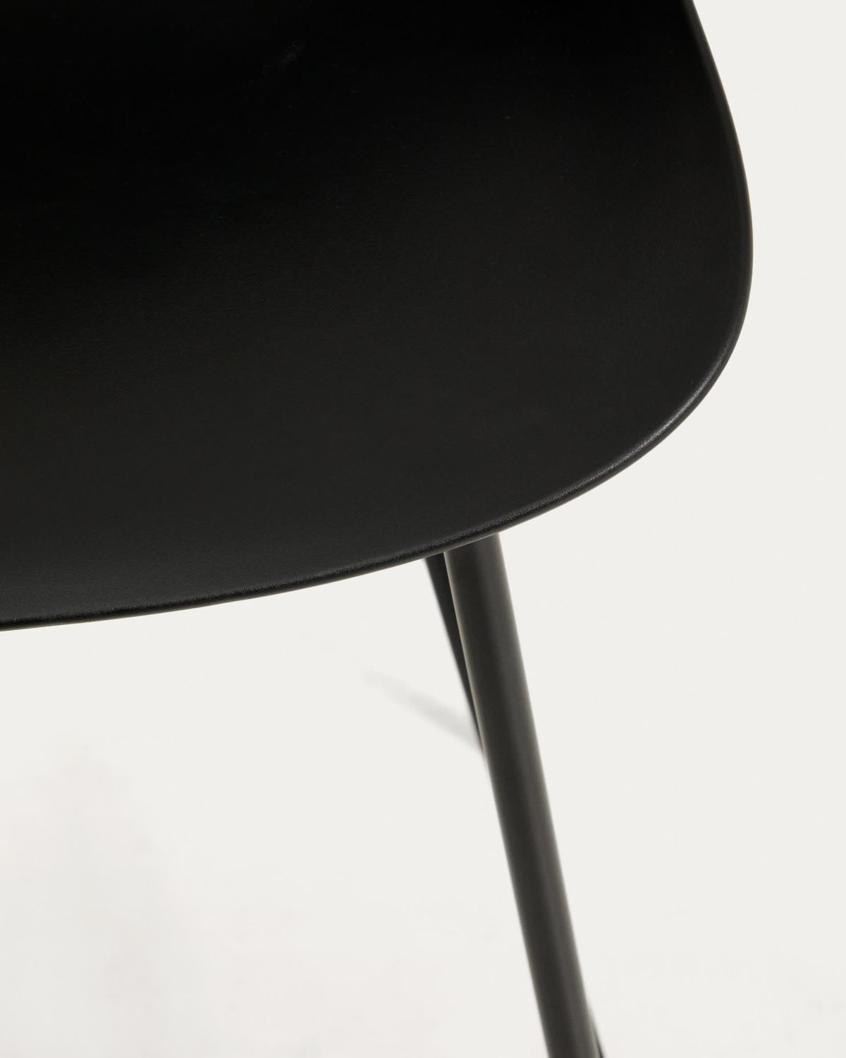 Taburete Altea negro y patas de acero con acabado negro 65 cm
