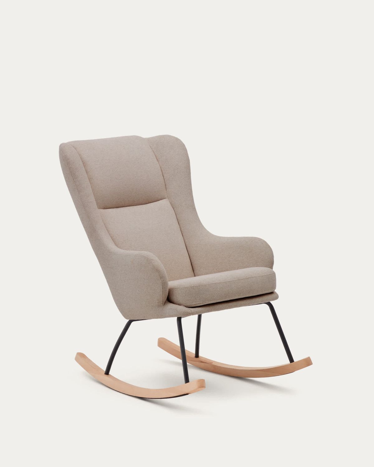 Mecedora Maustin de chenilla beige y estructura de acero negro y madera de haya
