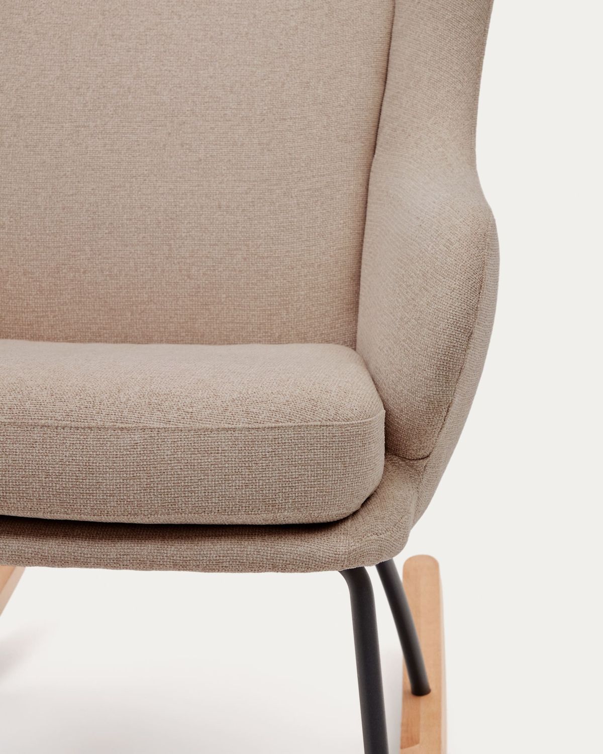 Mecedora Maustin de chenilla beige y estructura de acero negro y madera de haya