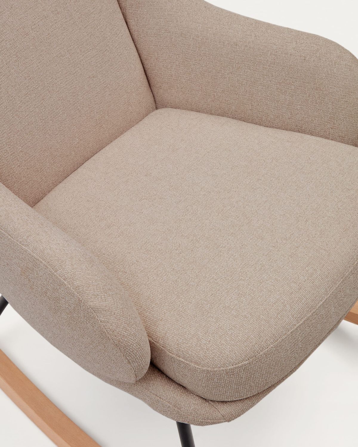 Mecedora Maustin de chenilla beige y estructura de acero negro y madera de haya