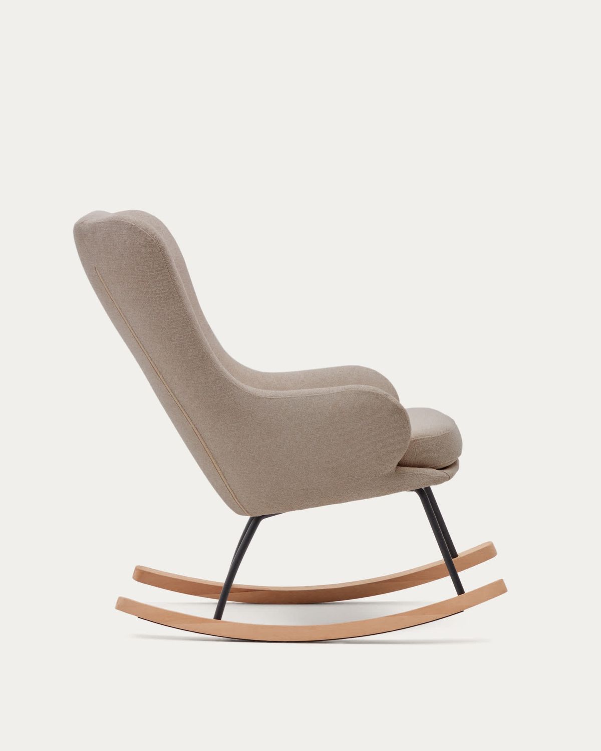Mecedora Maustin de chenilla beige y estructura de acero negro y madera de haya