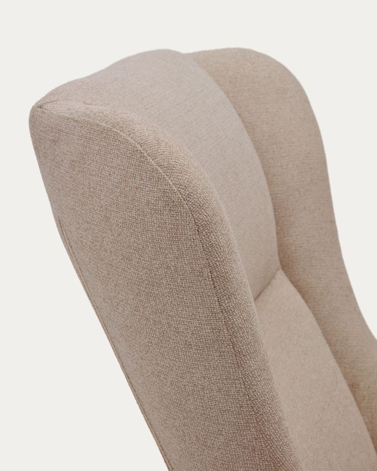 Mecedora Maustin de chenilla beige y estructura de acero negro y madera de haya