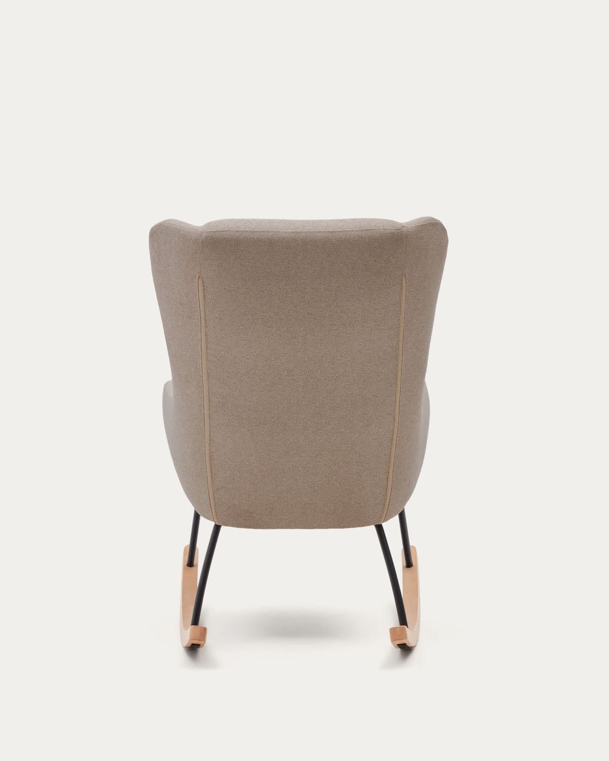 Mecedora Maustin de chenilla beige y estructura de acero negro y madera de haya