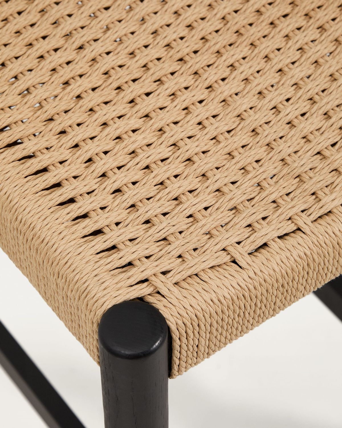 Taburete Analy respaldo madera maciza roble acabado negro y asiento de cuerda 65cm FSC Mix Credit