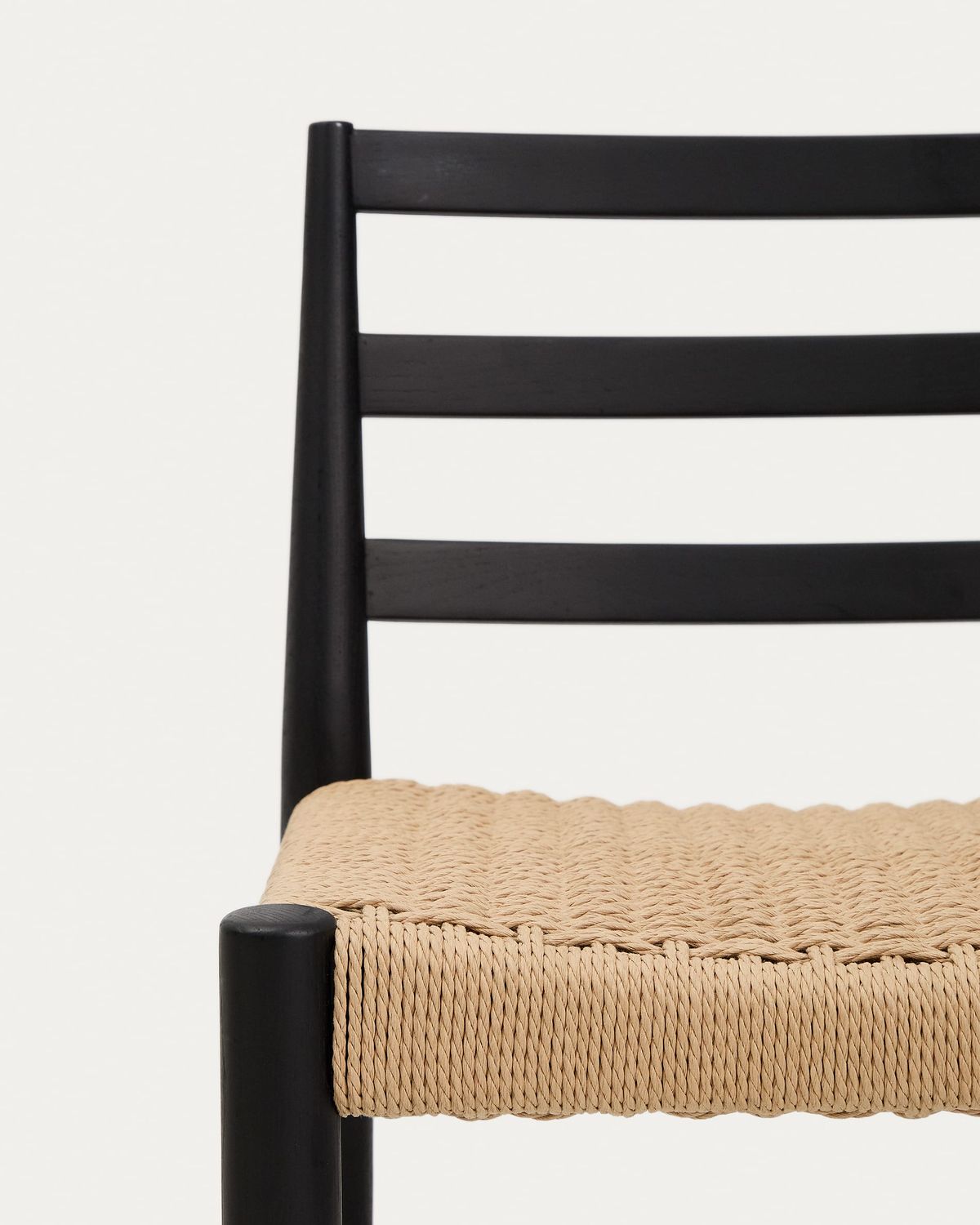Taburete Analy respaldo madera maciza roble acabado negro y asiento de cuerda 65cm FSC Mix Credit