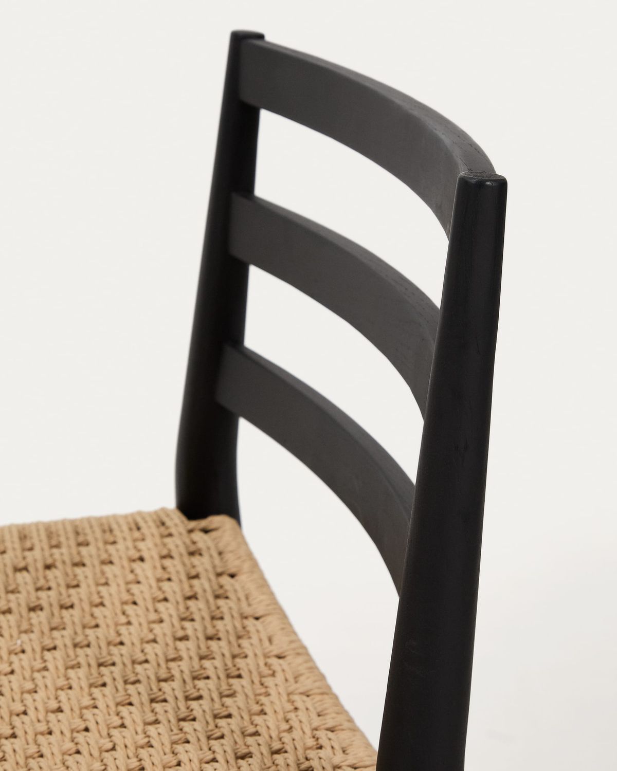 Taburete Analy respaldo madera maciza roble acabado negro y asiento de cuerda 65cm FSC Mix Credit