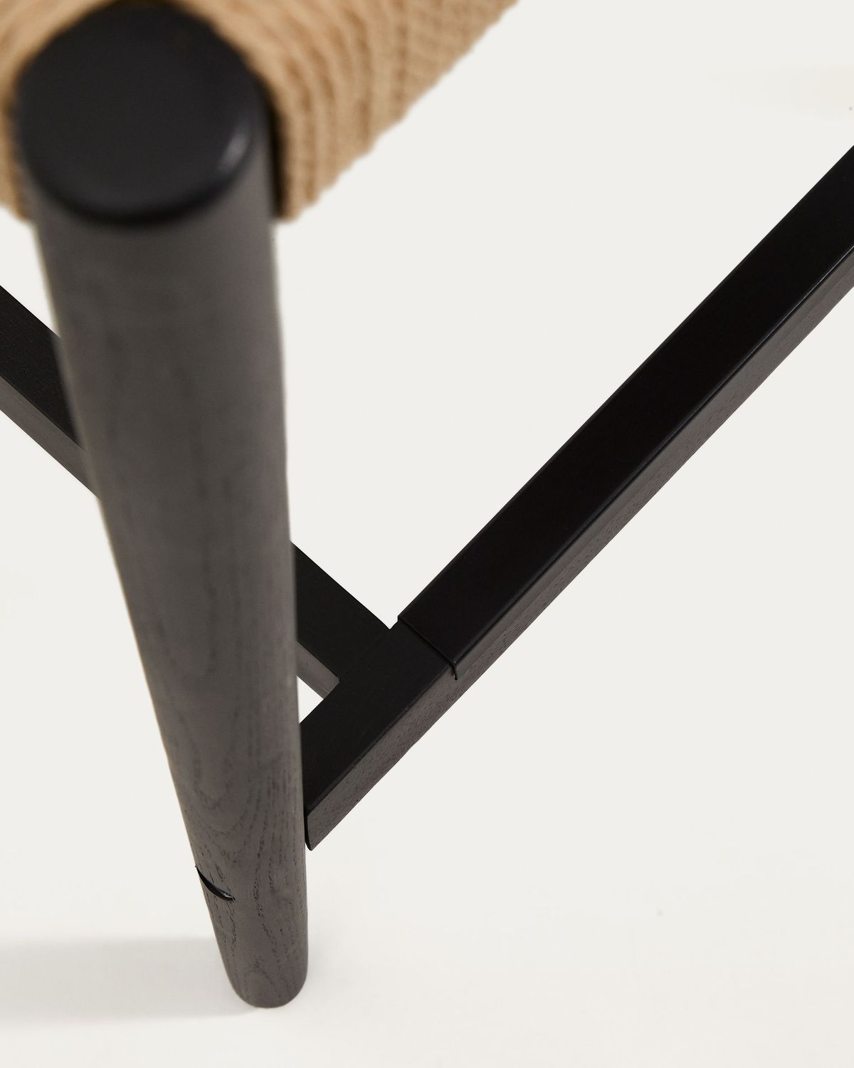 Taburete Analy respaldo madera maciza roble acabado negro y asiento de cuerda 65cm FSC Mix Credit