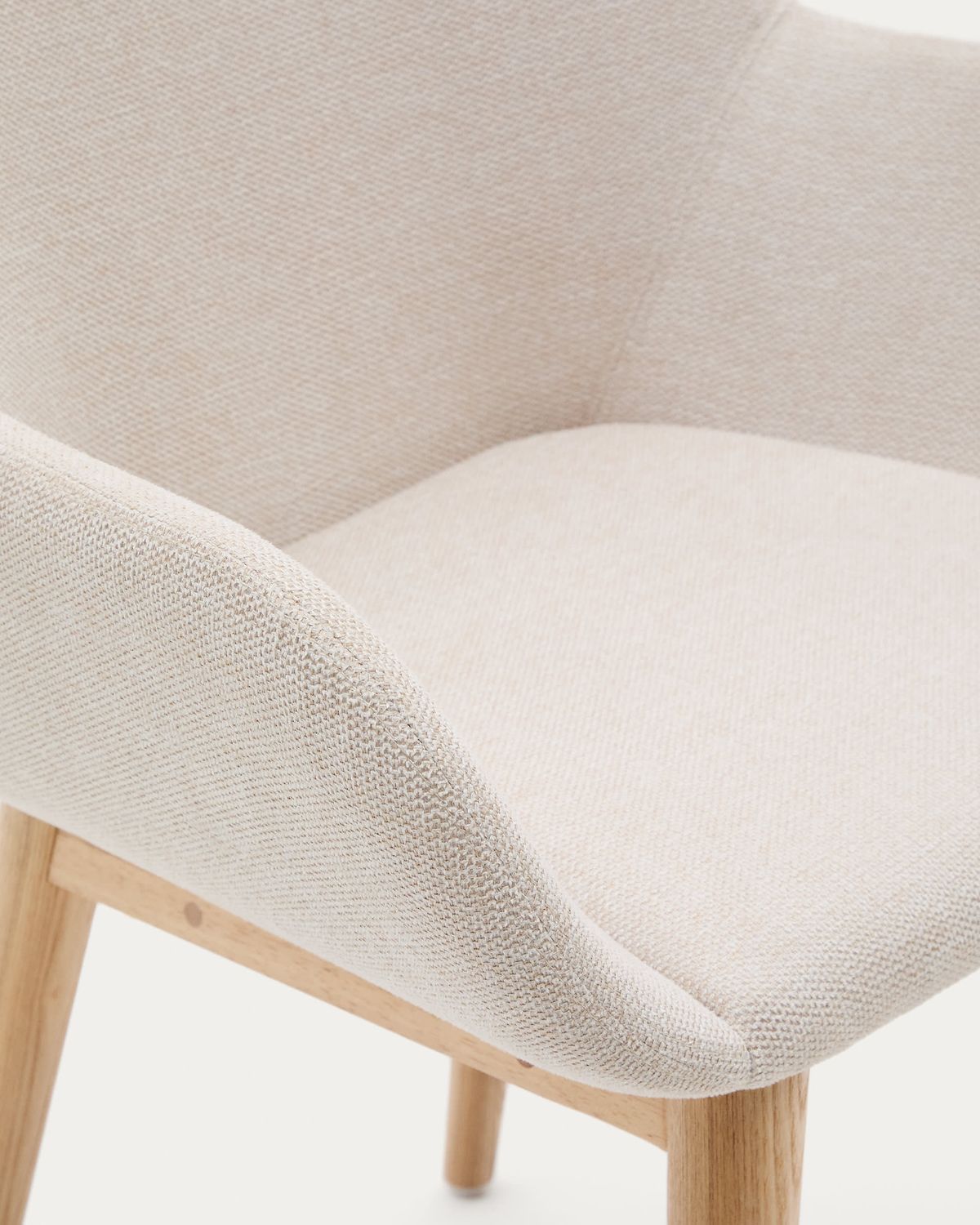Silla Konna beige y patas de madera maciza de fresno acabado natural