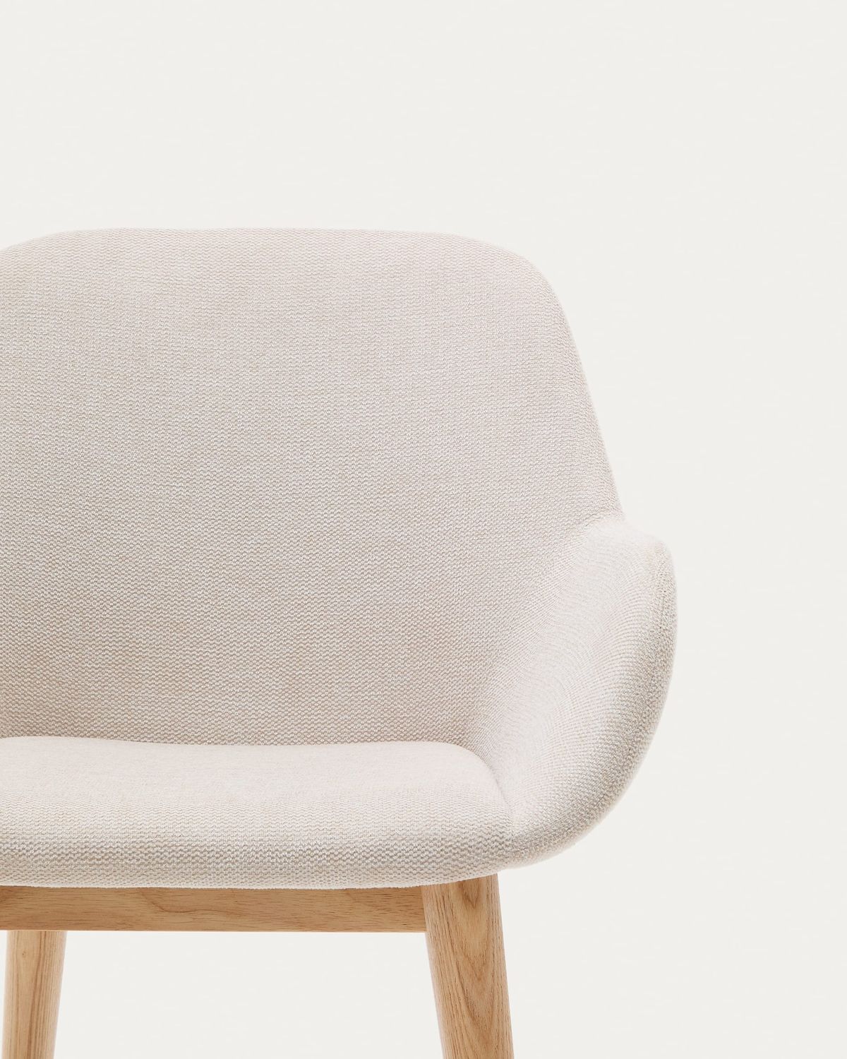 Silla Konna beige y patas de madera maciza de fresno acabado natural