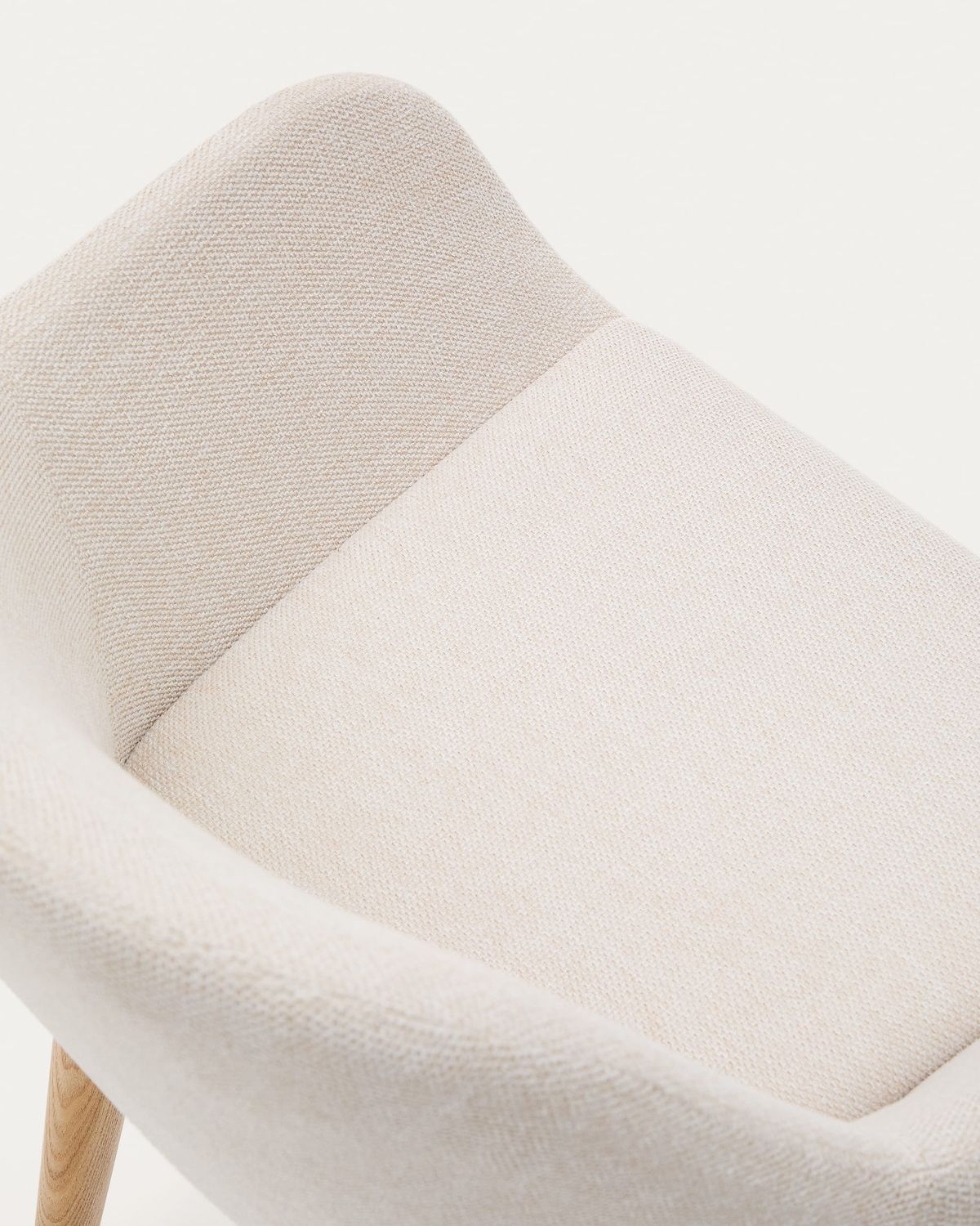 Silla Konna beige y patas de madera maciza de fresno acabado natural