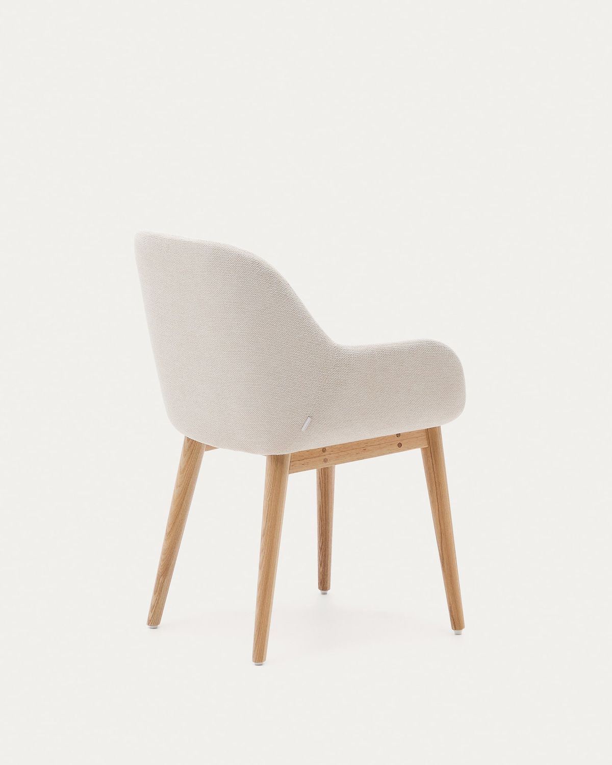 Silla Konna beige y patas de madera maciza de fresno acabado natural