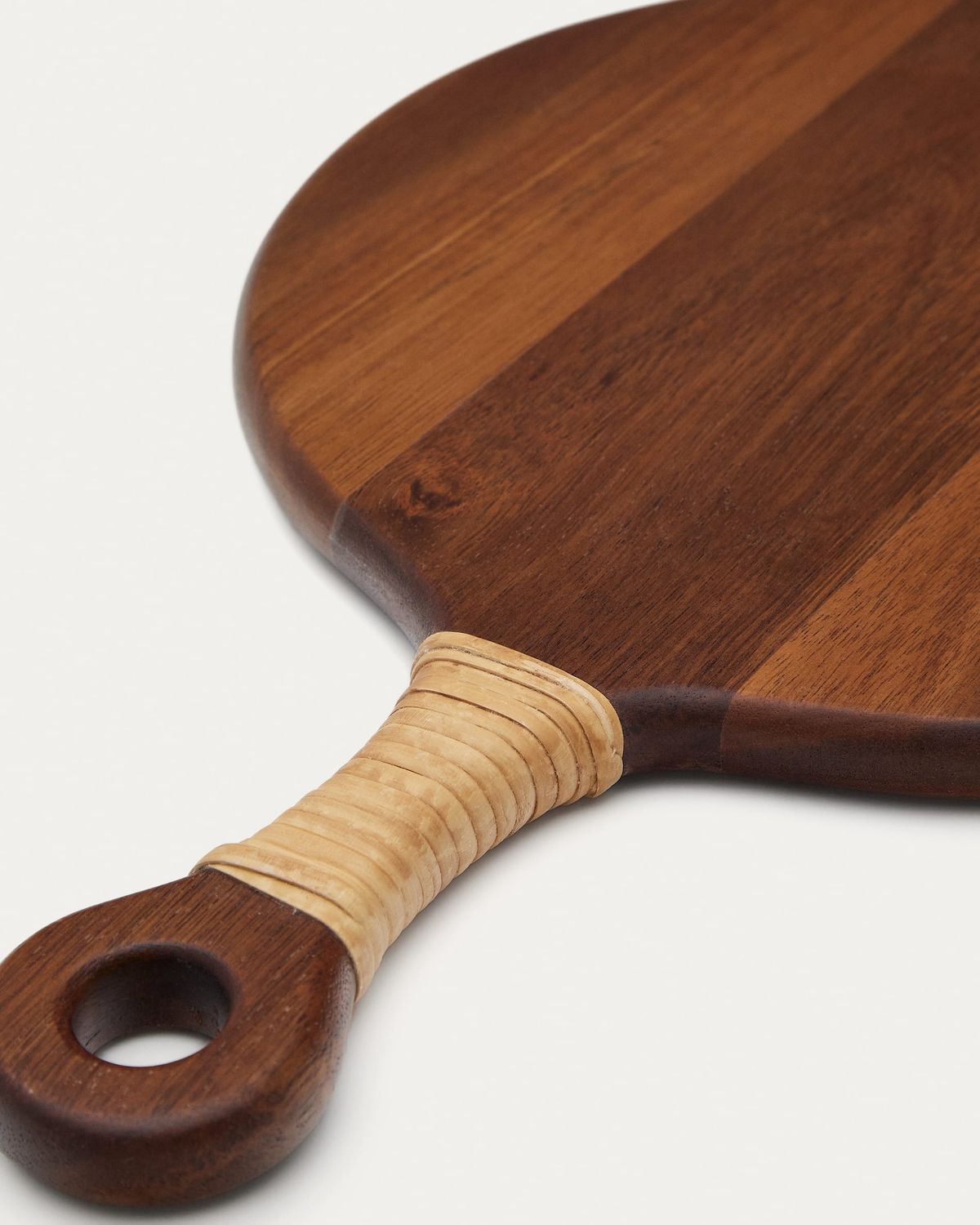 Tabla de servir redonda pequeña Sardis de madera de acacia FSC 100% y ratán