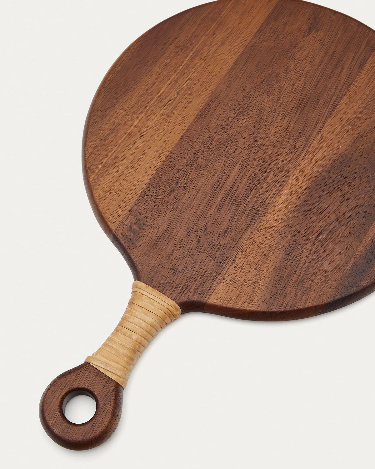Tabla de servir redonda pequeña Sardis de madera de acacia FSC 100% y ratán