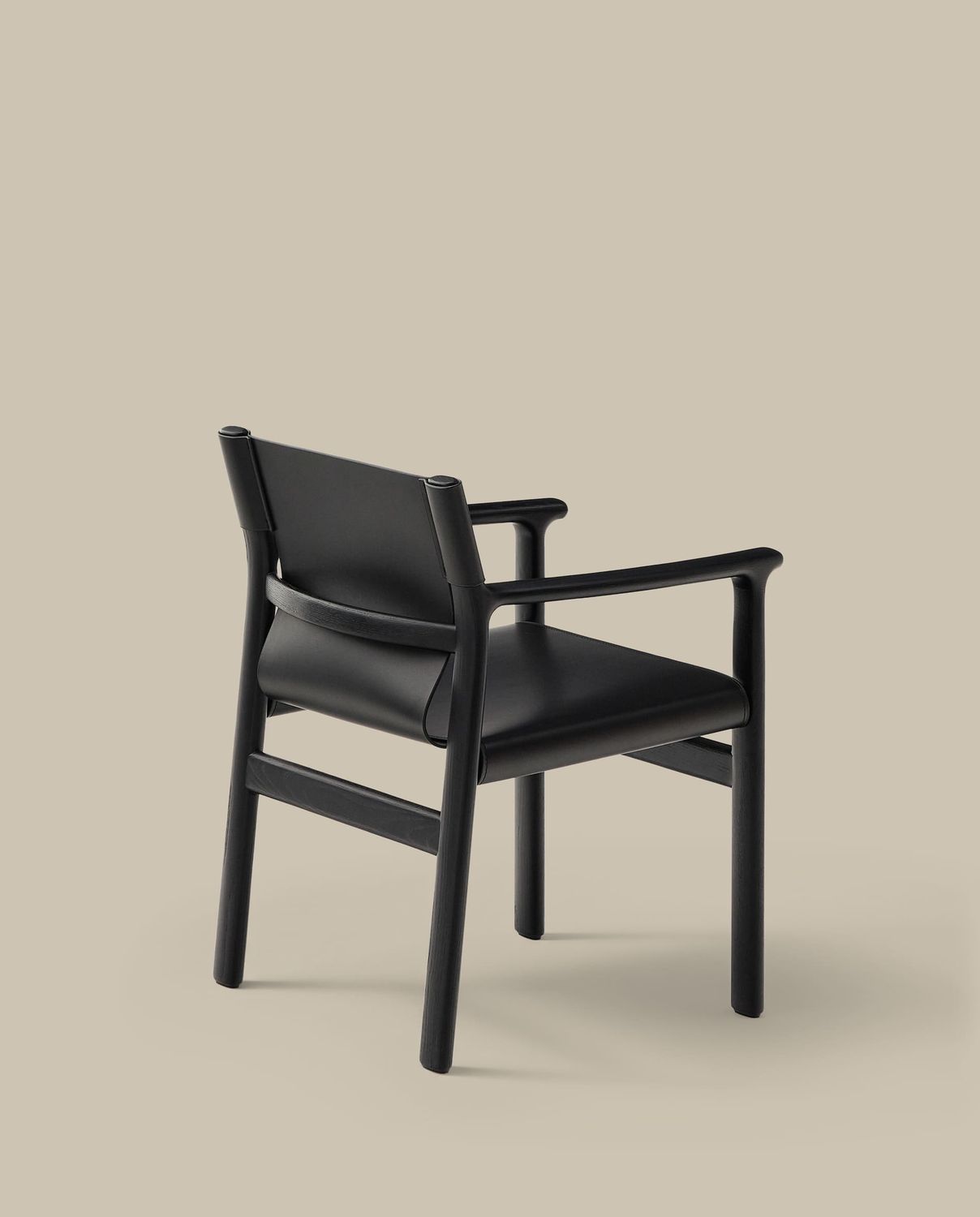 Silla Jan de fibras de cuero reciclado negro y madera maciza de fresno con acabado negro FSC 100%