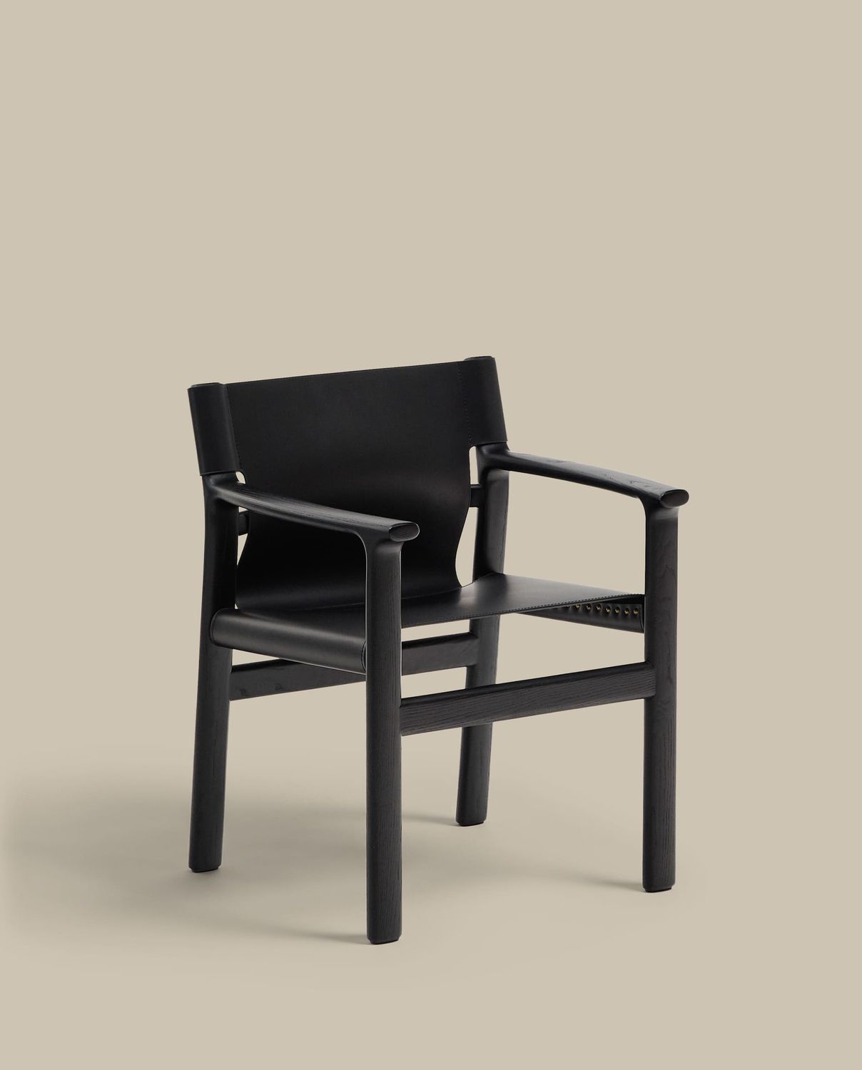 Silla Jan de fibras de cuero reciclado negro y madera maciza de fresno con acabado negro FSC 100%