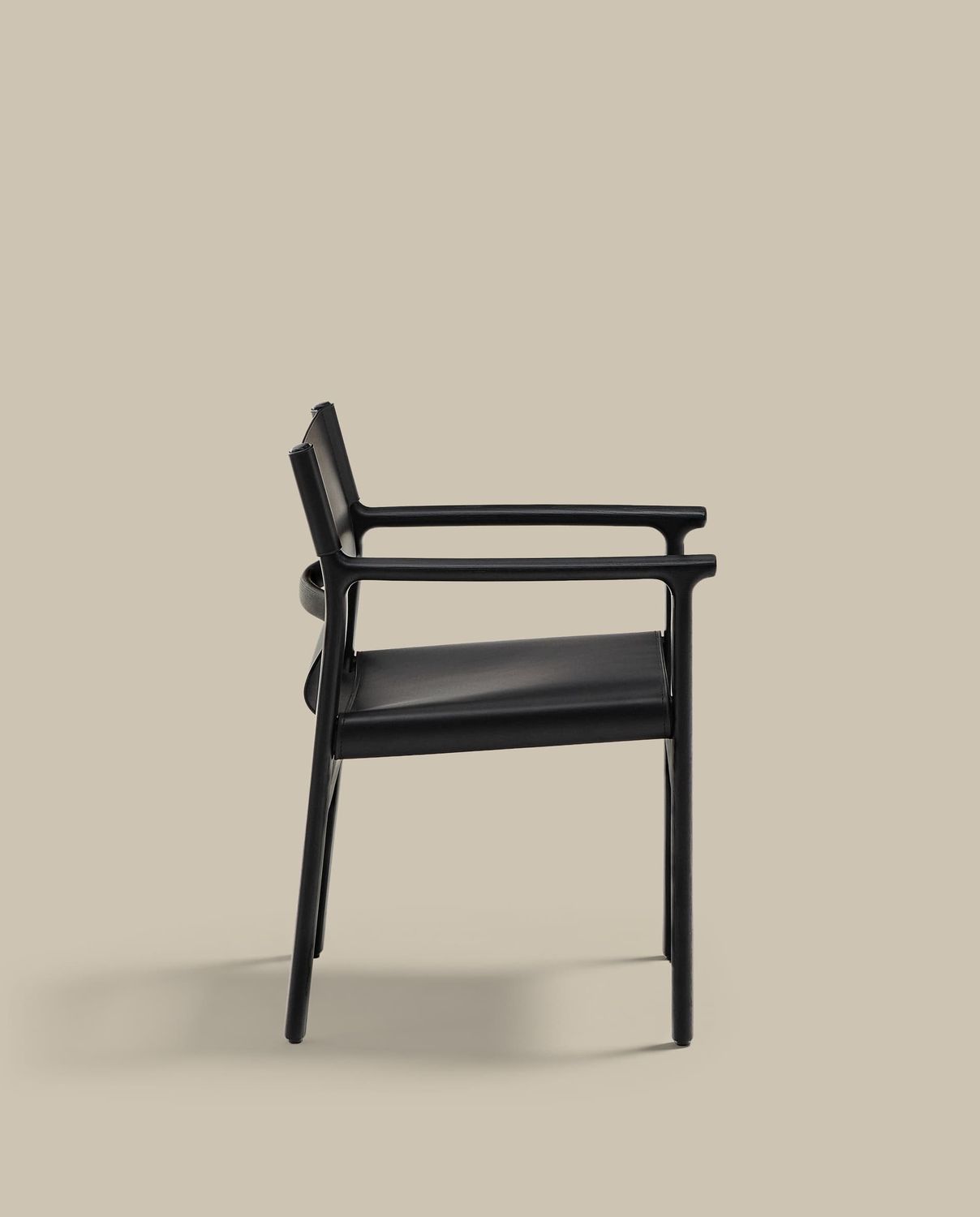 Silla Jan de fibras de cuero reciclado negro y madera maciza de fresno con acabado negro FSC 100%