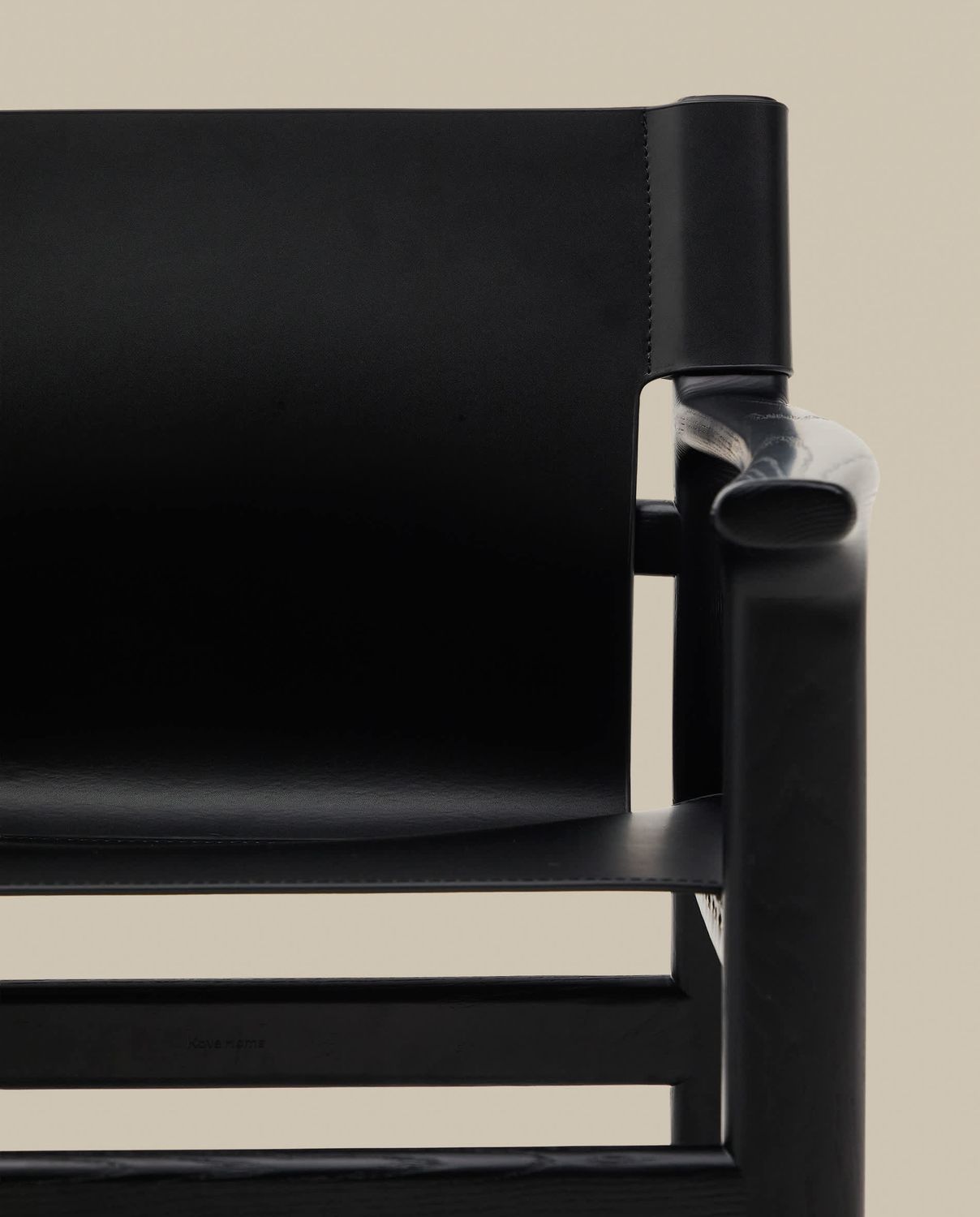 Silla Jan de fibras de cuero reciclado negro y madera maciza de fresno con acabado negro FSC 100%
