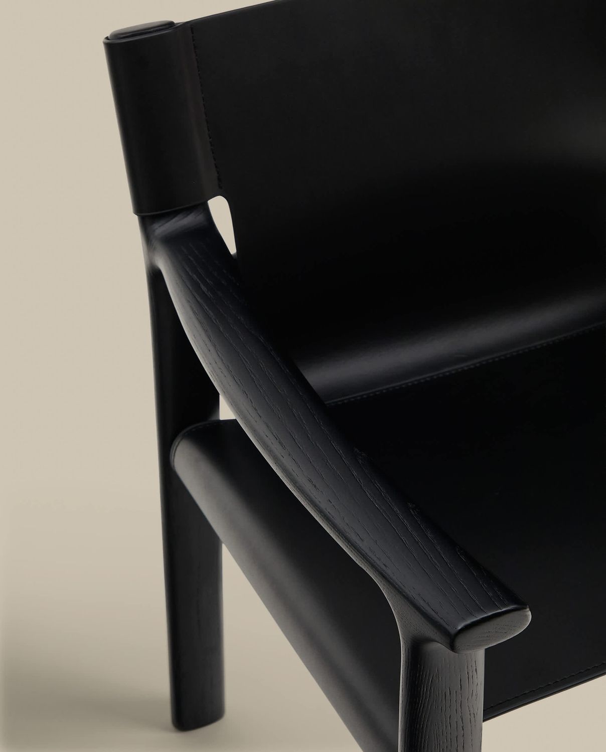 Silla Jan de fibras de cuero reciclado negro y madera maciza de fresno con acabado negro FSC 100%