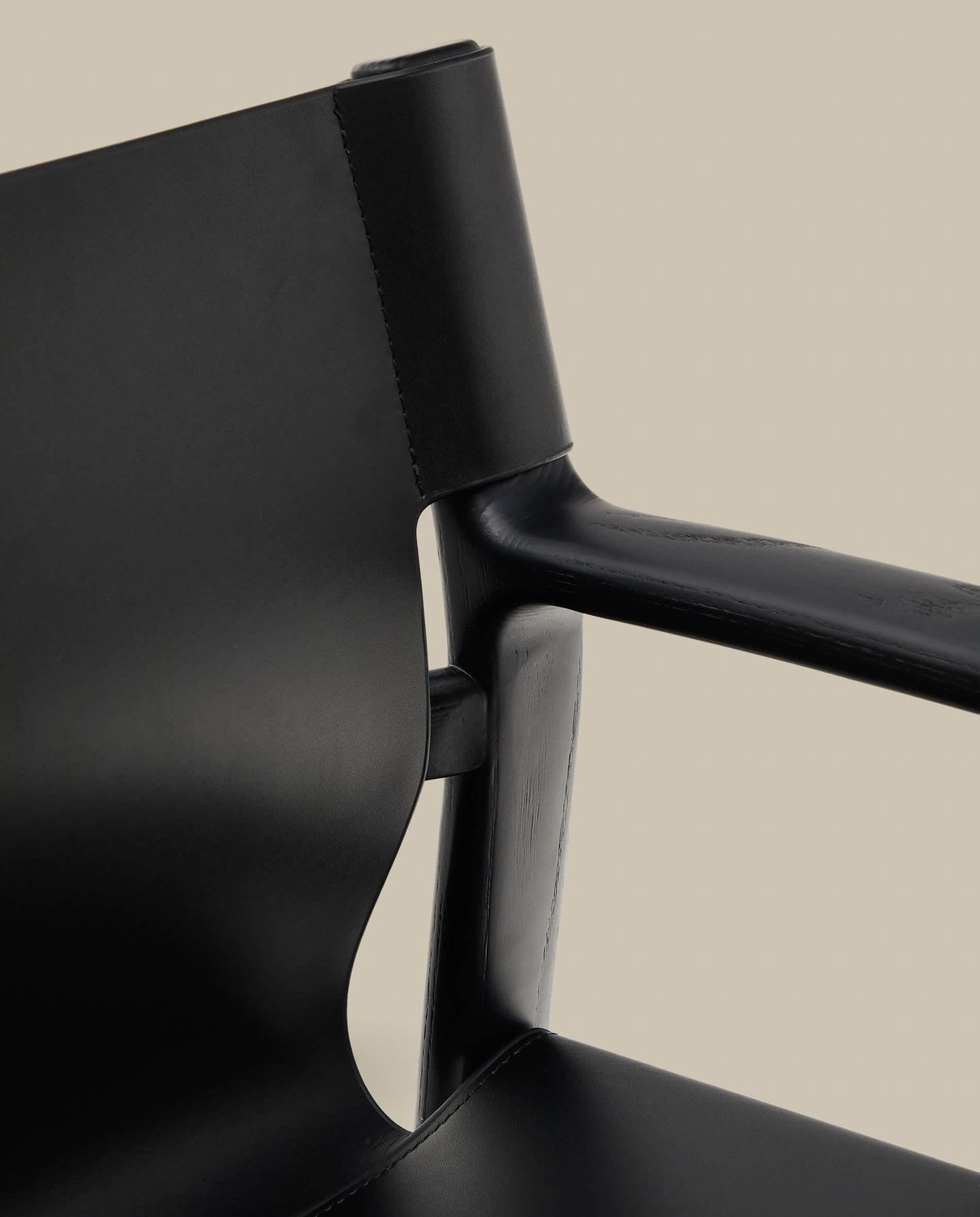 Silla Jan de fibras de cuero reciclado negro y madera maciza de fresno con acabado negro FSC 100%