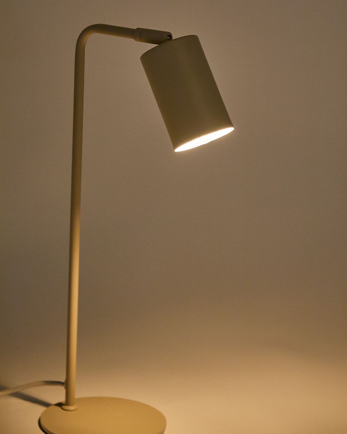 Lámpara de escritorio Manie de metal con acabado texturizado beige