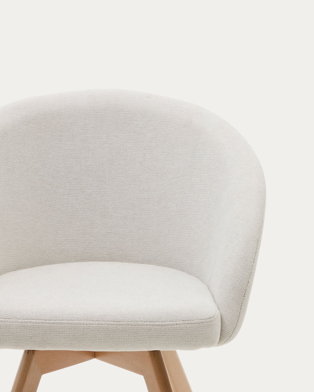 Silla giratoria Marvin chenilla beige y patas de madera maciza de haya acabado natural FSC 100%