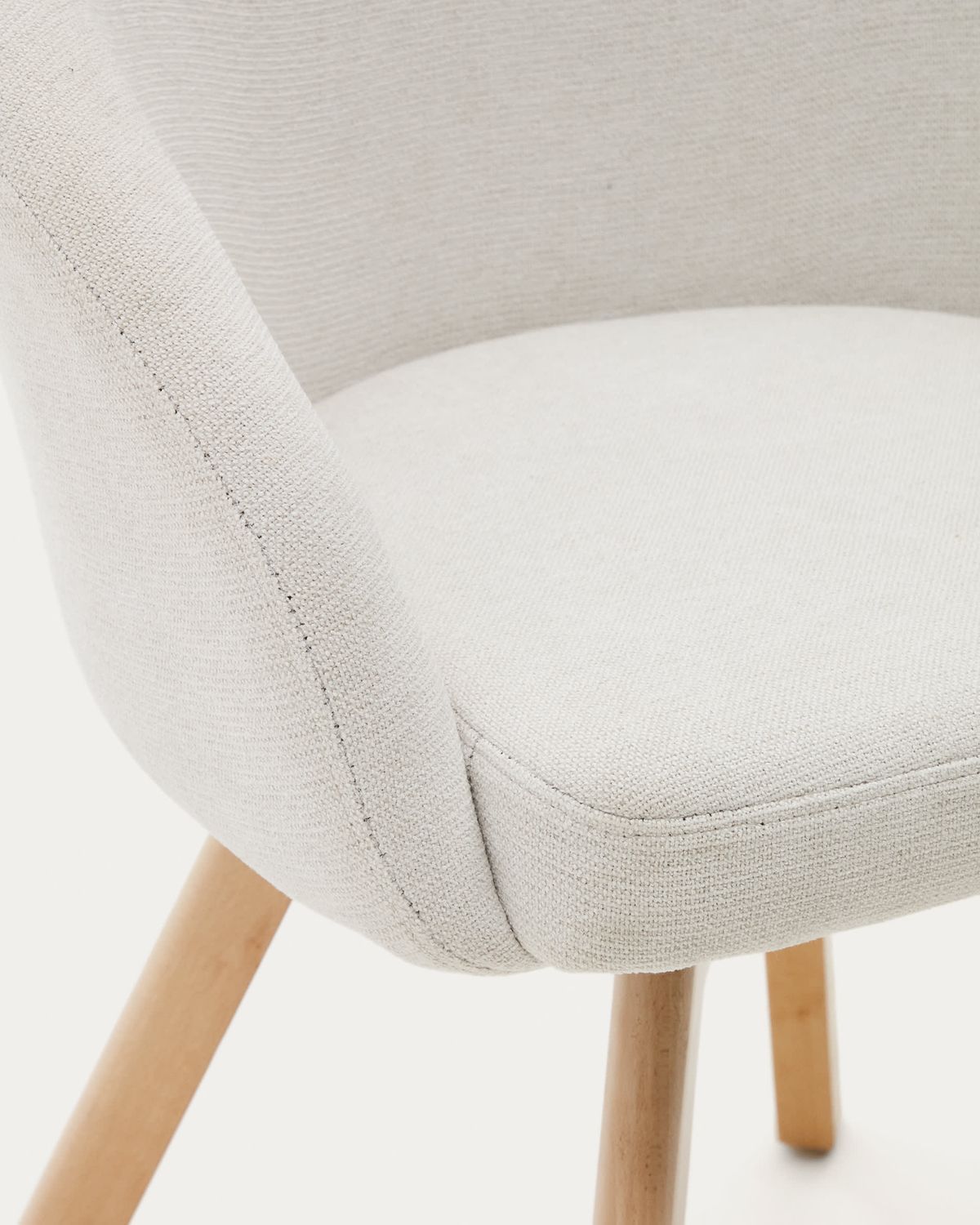 Silla giratoria Marvin chenilla beige y patas de madera maciza de haya acabado natural FSC 100%